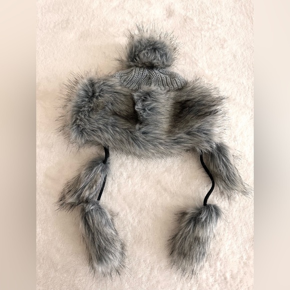 Fluffy Furs Hat - Picture 1 of 2